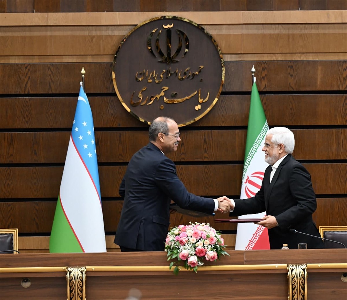 Özbekistan Başbakanı Abdulla Aripov (solda), Tahran'daki temasları sırasında İran Cumhurbaşkanı...