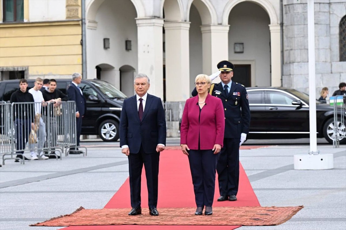 Özbekistan Cumhurbaşkanı Şevket Mirziyoyev (sağda), resmi ziyaret ile gittiği Slovenya'da...