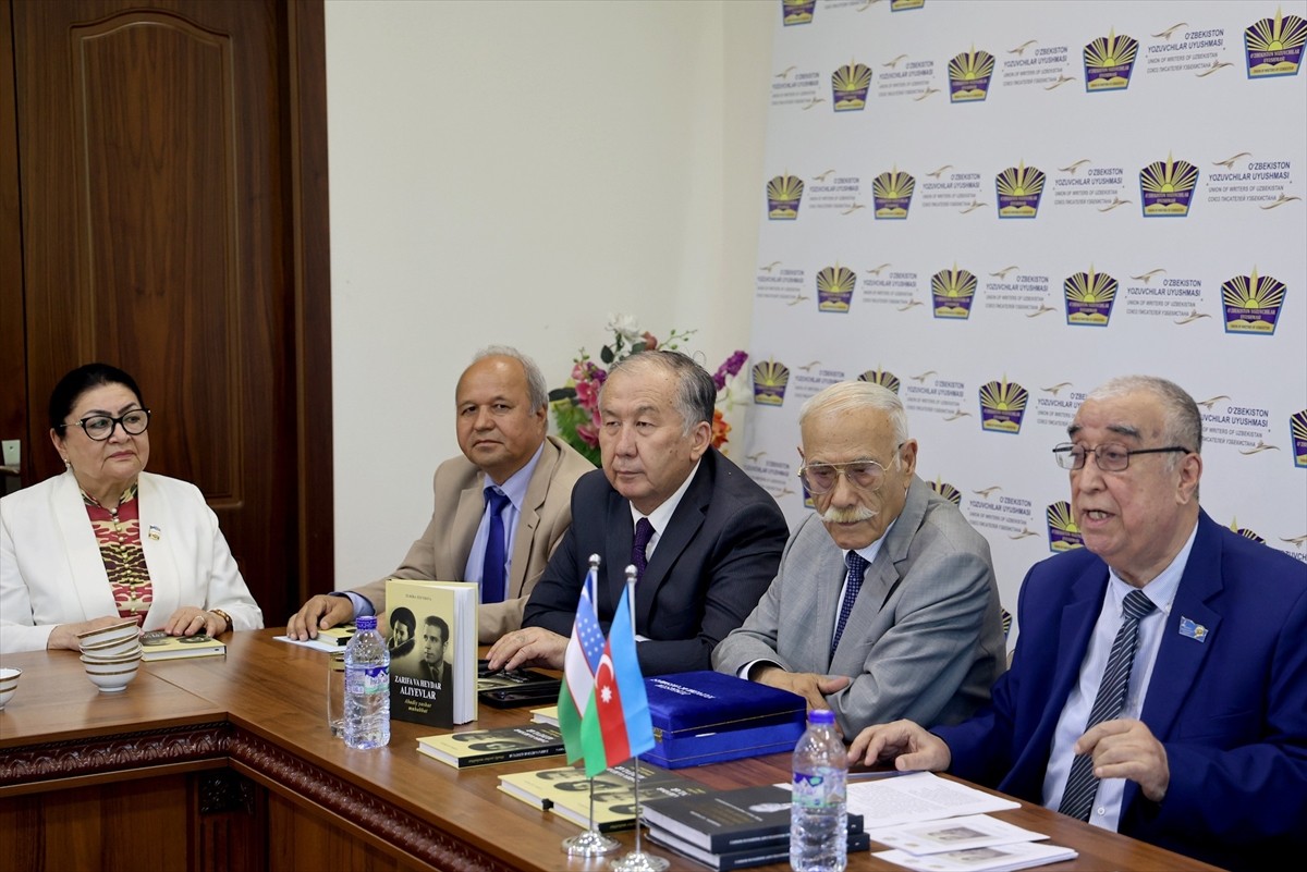 Özbekistan’ın başkenti Taşkent’te, Azerbaycanlı yazar Elmira Ahundova’nın (sağda) Özbekçeye...