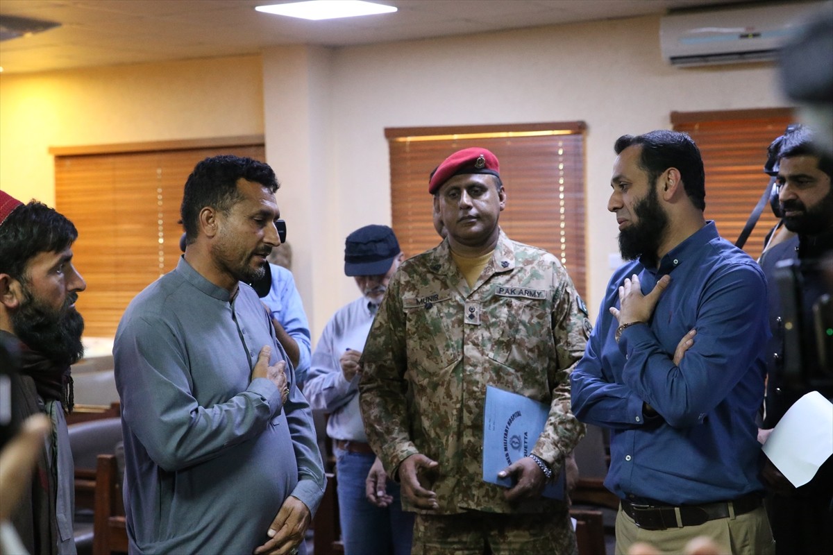 Pakistan'ın Afganistan sınırındaki Belucistan eyaletinde 21 Mayıs'ta okul servisine düzenlenen...