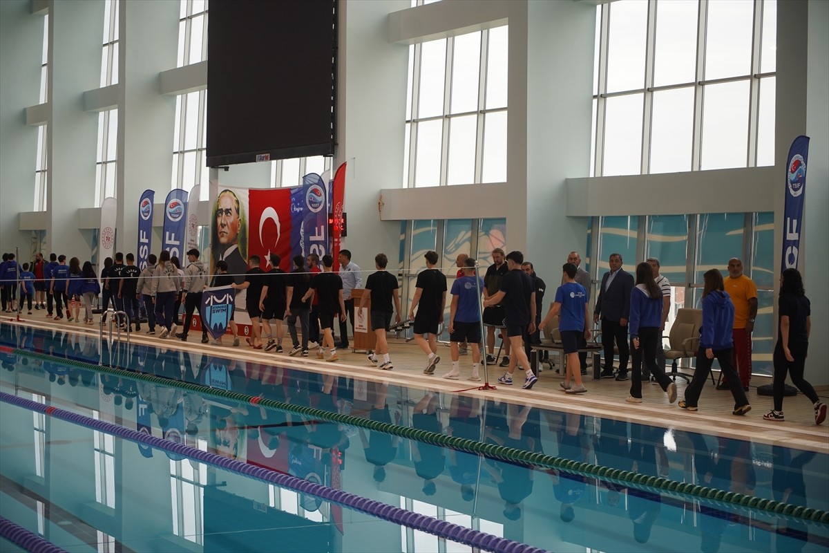 Paletli Yüzme Açık Yaş Bireysel Türkiye Şampiyonası ve milli takım seçmeleri Edirne'de sürüyor....