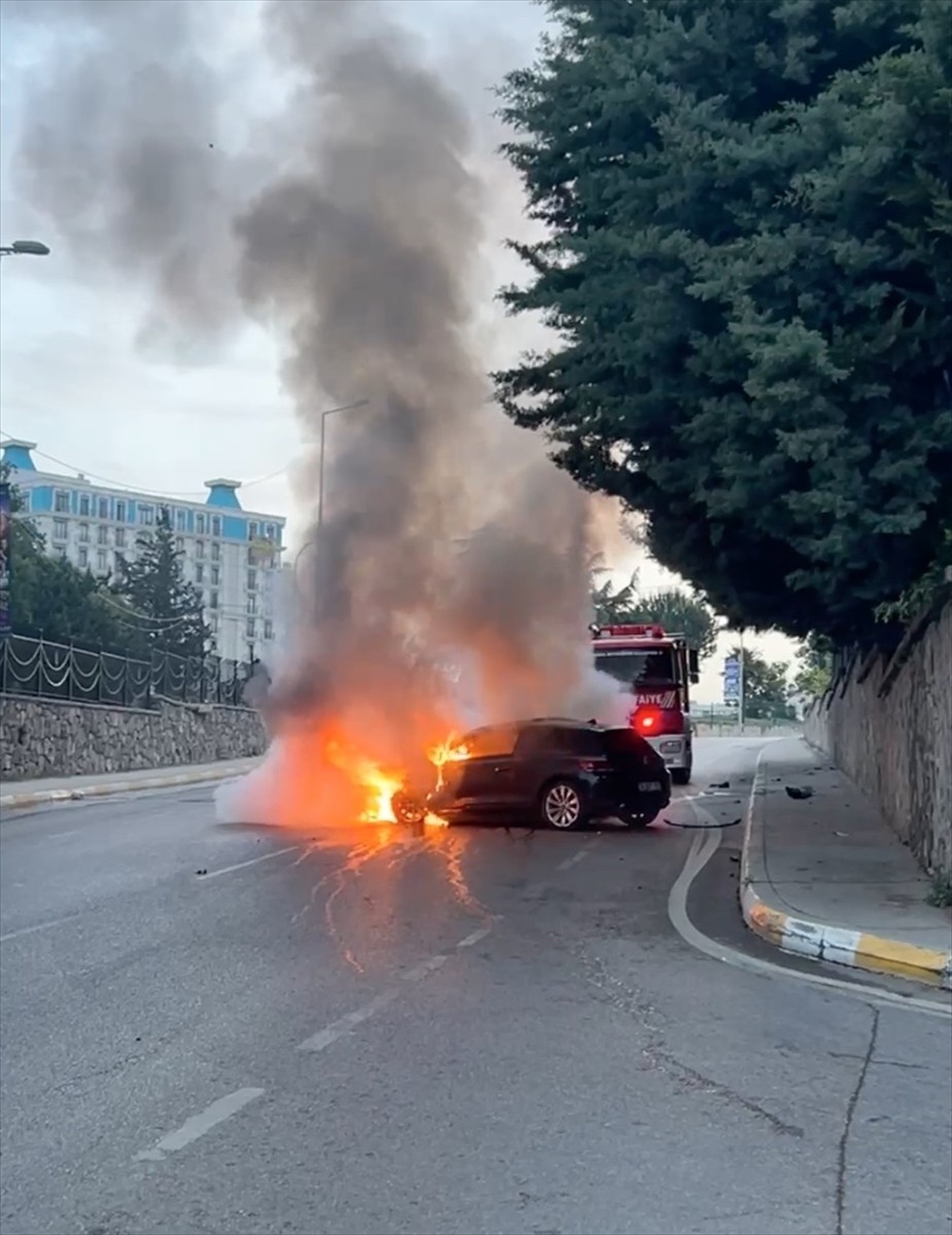 Pendik Yayalar Mahallesi Ankara Caddesi'nde kaza yapan otomobilde çıkan yangın itfaiye ekiplerinin...