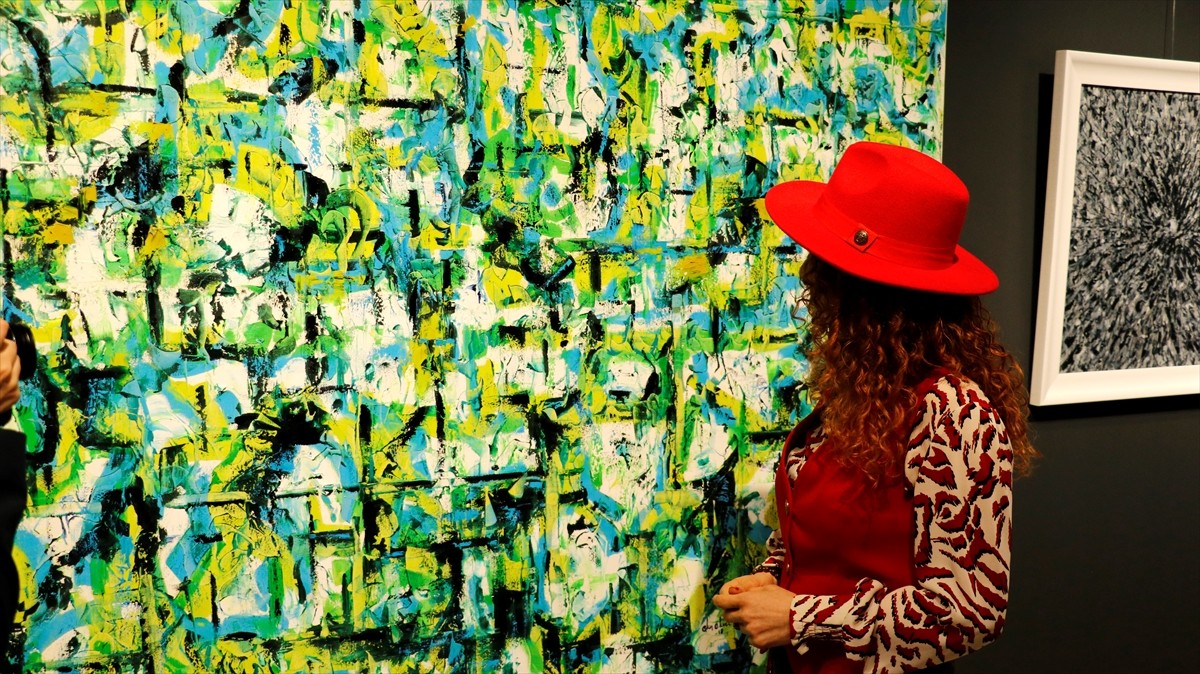 Prof. Dr. Uğur Batı küratörlüğünde ve ressam Akın Ekici'nin sanat yönetiminde hazırlanan "Bir...