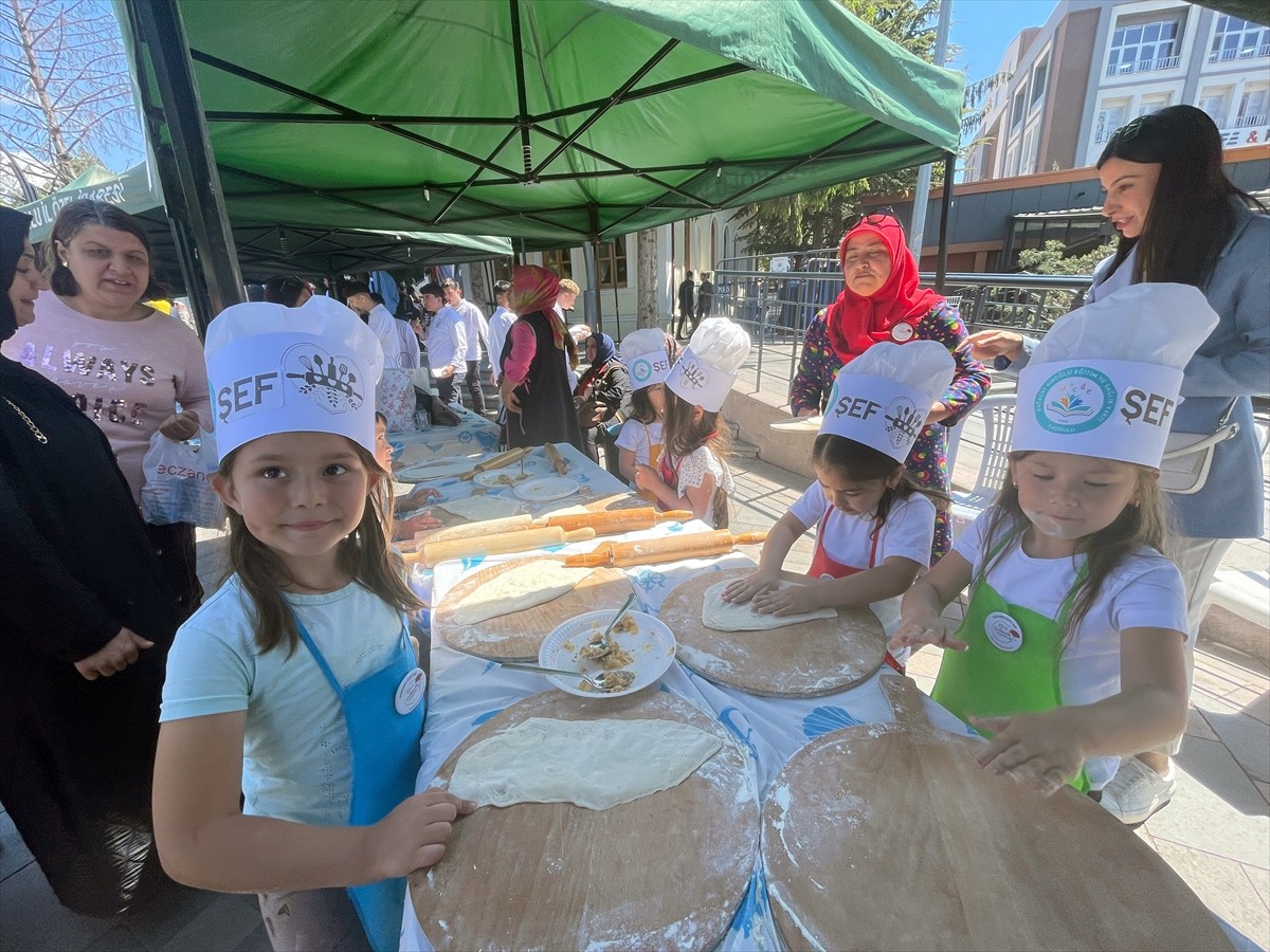 "Aşçılar diyarı" olarak bilinen Bolu'da Türk Mutfağı Haftası etkinliklerle başladı. Halk oyunları...