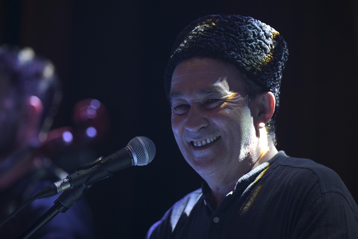 "Dombıra" şarkısıyla tanınan Kazakistanlı sanatçı Arslanbek Sultanbekov, Ankara'da bu yıl ilk kez...