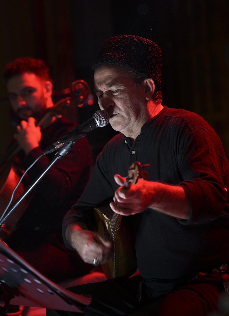 "Dombıra" şarkısıyla tanınan Kazakistanlı sanatçı Arslanbek Sultanbekov, Ankara'da bu yıl ilk kez...