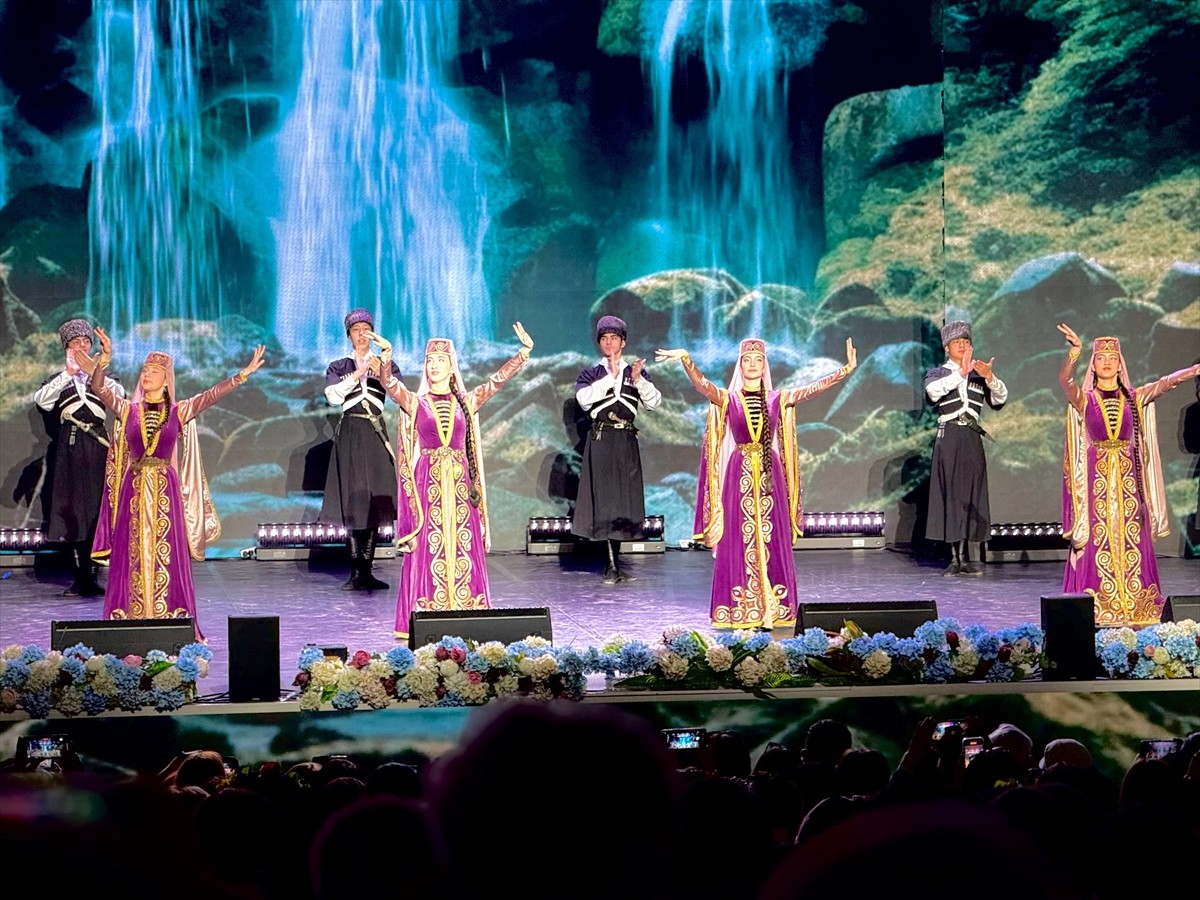 Resmi tatil olan 1 Mayıs, 120'den fazla etnik grubun yaşadığı ülkede, Halk Birliği Günü olarak...