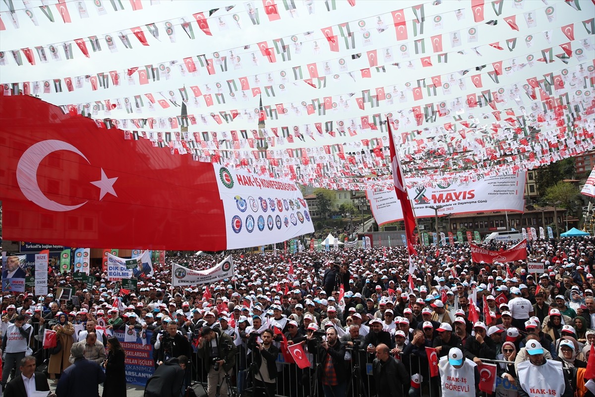 Rize'de 1 Mayıs Emek ve Dayanışma Günü dolayısıyla HAK-İŞ Konfederasyonu tarafından 15 Temmuz...