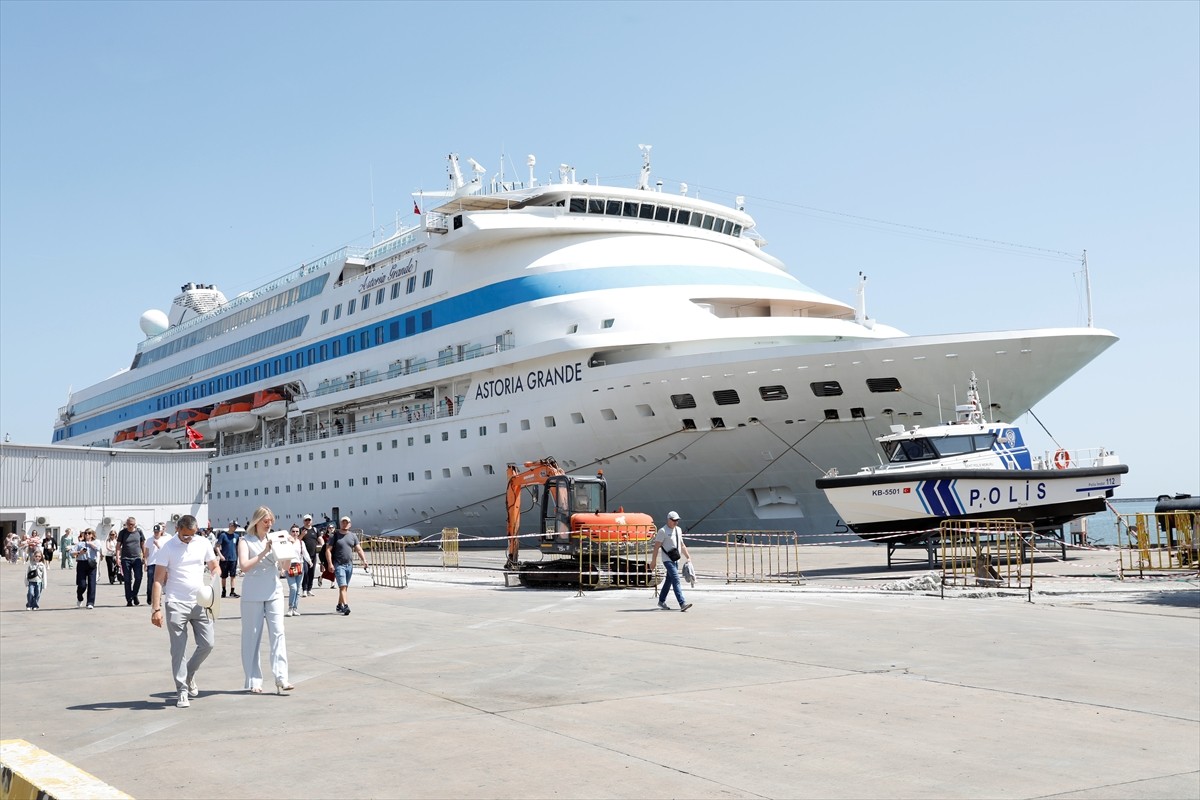Rusya'nın Soçi kentinden hareket eden Panama bandıralı "Astoria Grande" adlı kruvaziyer Samsun'a...