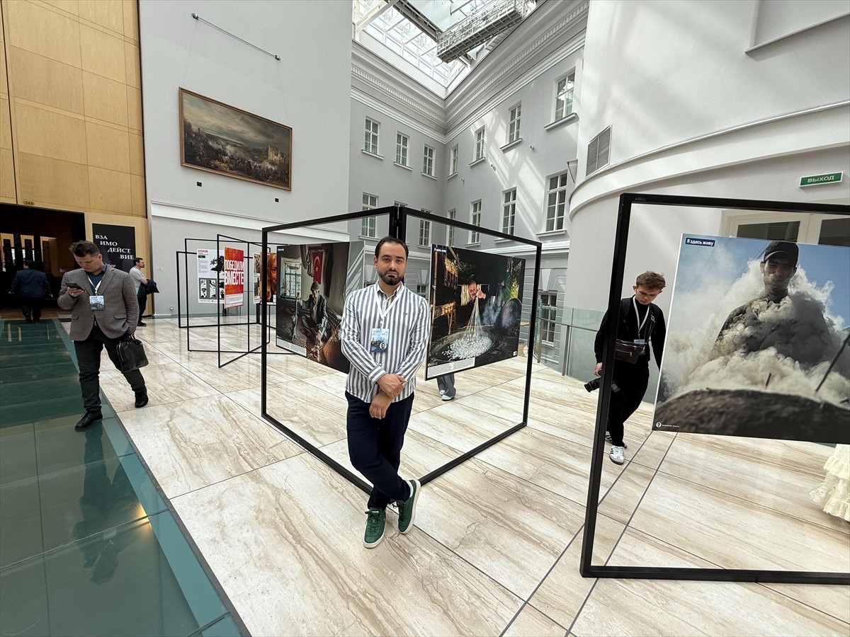 Rusya'nın St. Petersburg kentinde, Türkiye dahil 20 ülkeden sanatçının katılımıyla "Ben Burada...