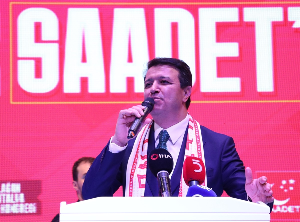 Saadet Partisi Genel Başkanı Mahmut Arıkan, Antalya'nın Kepez ilçesindeki Mimar Sinan Kongre...