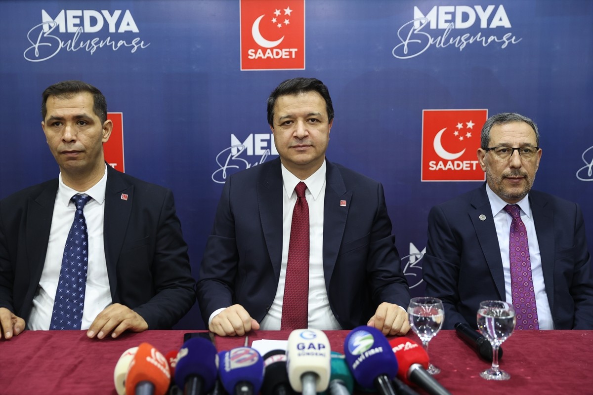 Saadet Partisi Genel Başkanı Mahmut Arıkan (ortada), Şanlıurfa'da bir otelde basın toplantısı...