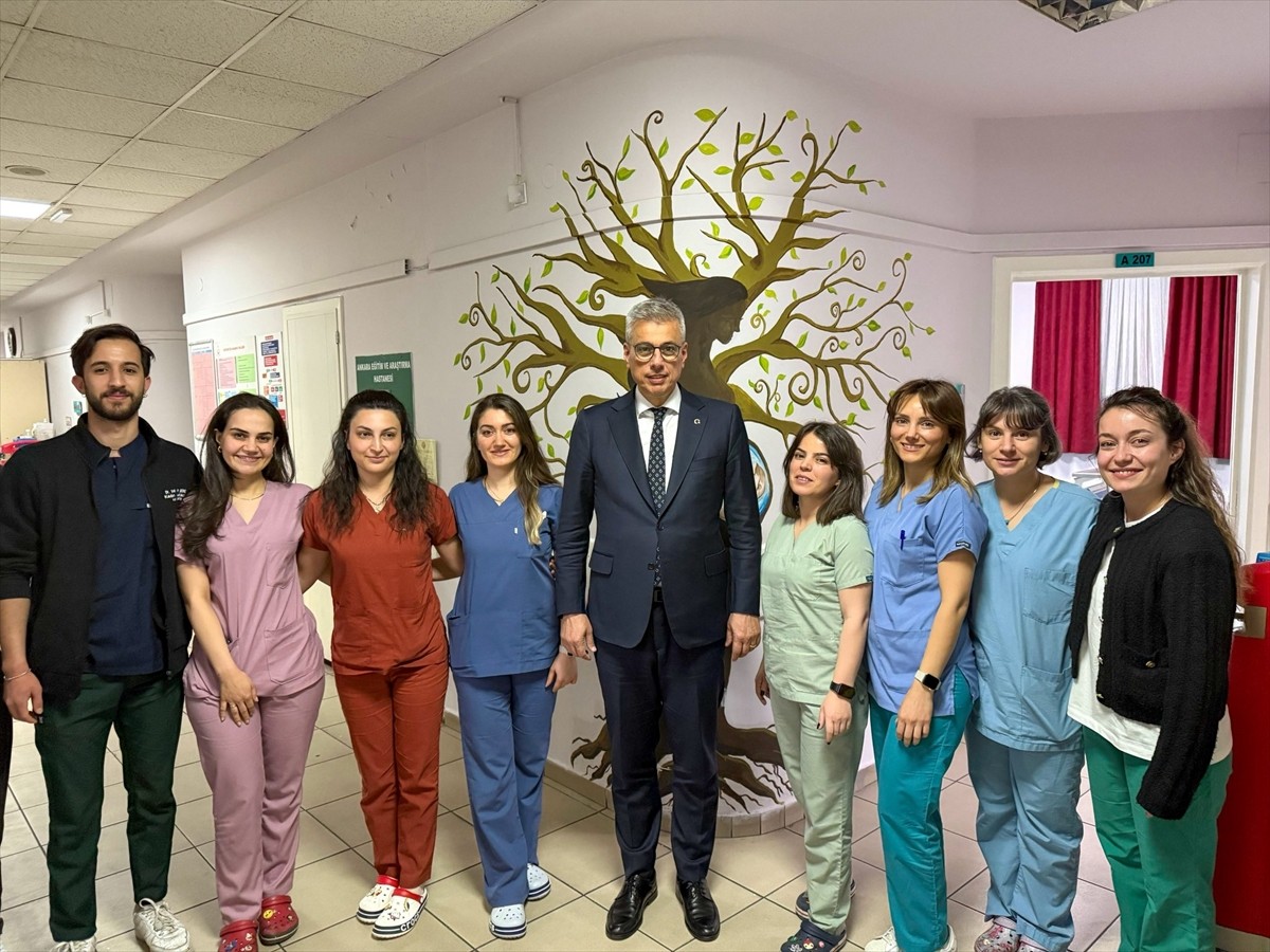 Sağlık Bakanı Kemal Memişoğlu, Dünya Ebeler Günü dolayısıyla hastanede görevi başındaki ebelere...