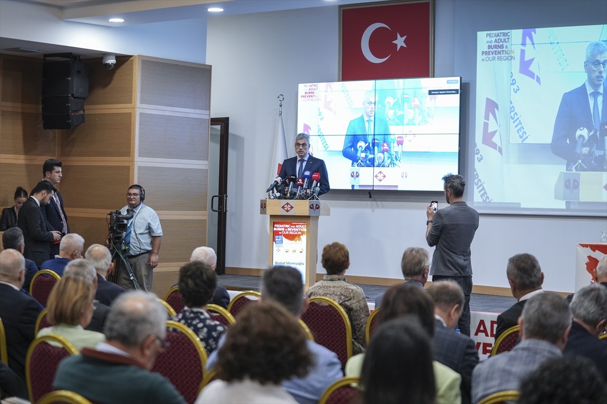 Sağlık Bakanı Kemal Memişoğlu, Kızılcahamam'da bir otelde düzenlenen "Bölgemizde Pediatrik ve...