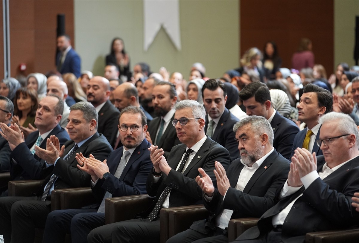 Sağlık Bakanı Kemal Memişoğlu (sağ 3), Sağlık Bakanlığı Bilkent Yerleşkesinde "Ebeler ve...