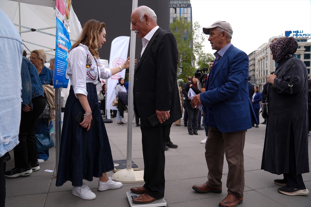 Sağlık Bakanlığının "İdeal Kilonu Öğren, Sağlıklı Yaşa" kampanyası Ankara'da uygulanmaya başlandı....