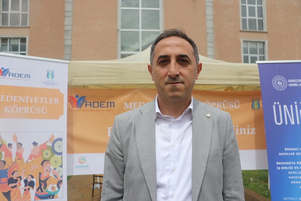 Sakarya'da uluslararası öğrencilerin katılımıyla "Medeniyetler Köprüsü" programı...