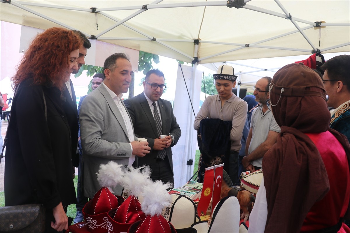 Sakarya'da uluslararası öğrencilerin katılımıyla "Medeniyetler Köprüsü" programı...