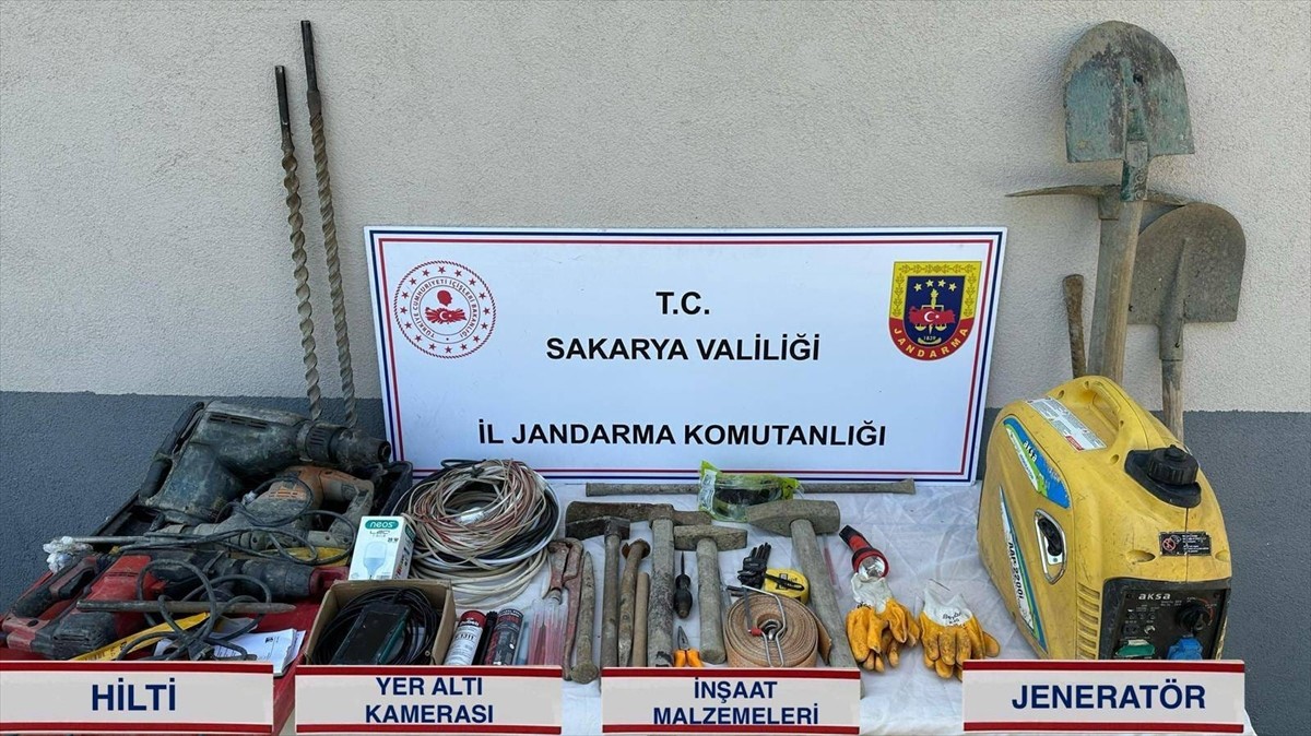 Sakarya'nın Akyazı ilçesinde kaçak kazı yapan 3 şüpheli gözaltına alındı.