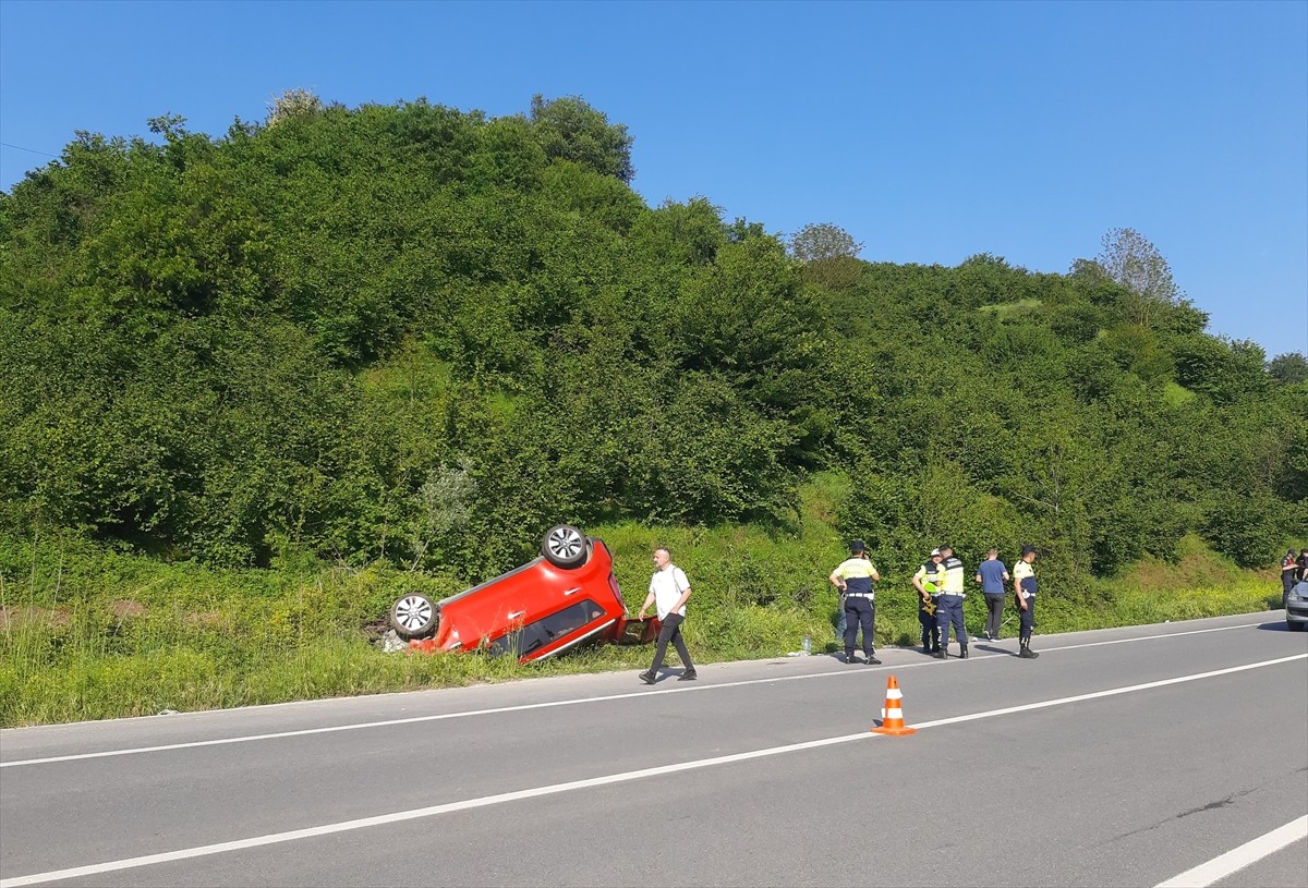 Sakarya'nın Akyazı ilçesinde yol kenarına devrilen otomobildeki 1'i bebek 4 kişi yaralandı. İhbar...