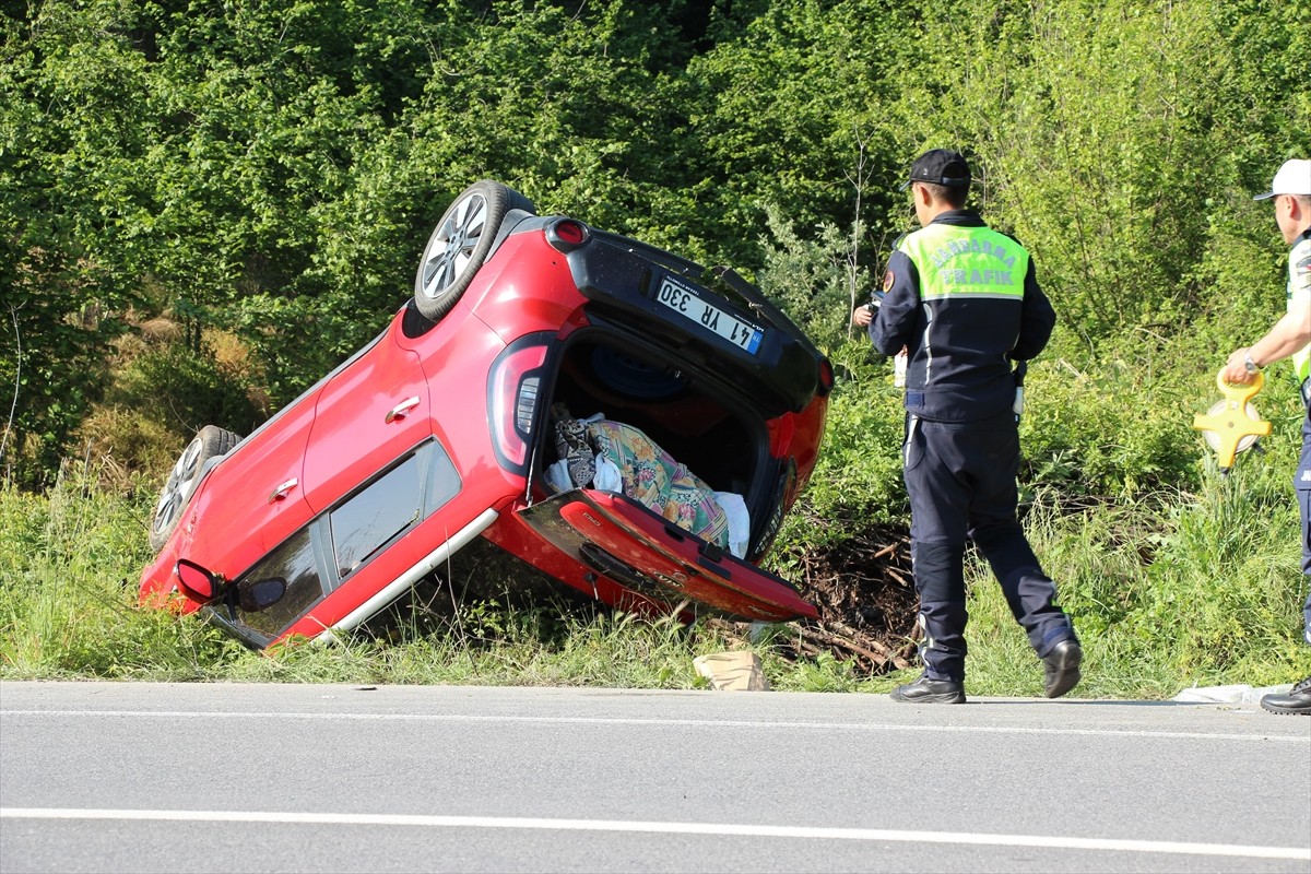 Sakarya'nın Akyazı ilçesinde yol kenarına devrilen otomobildeki 1'i bebek 4 kişi yaralandı. İhbar...