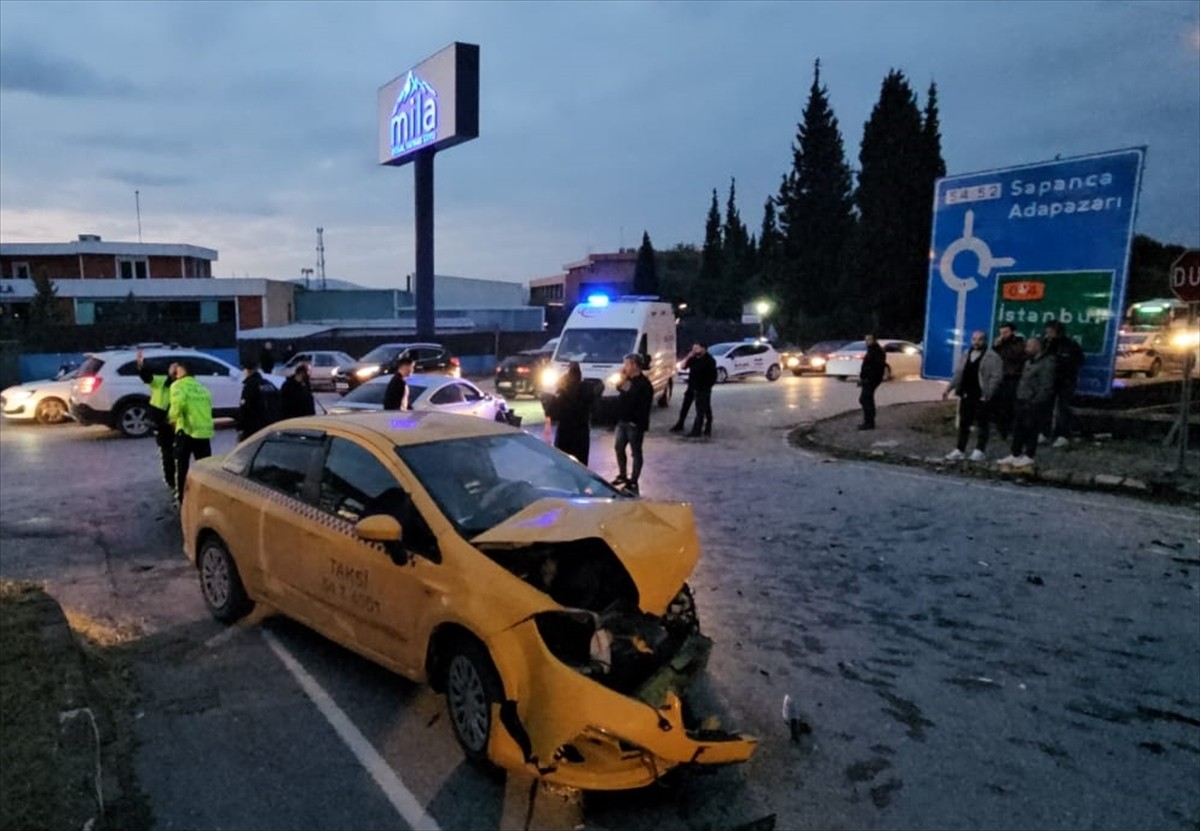 Sakarya'nın Sapanca ilçesinde taksi ile otomobilin çarpıştığı kazada 6 kişi yaralandı.