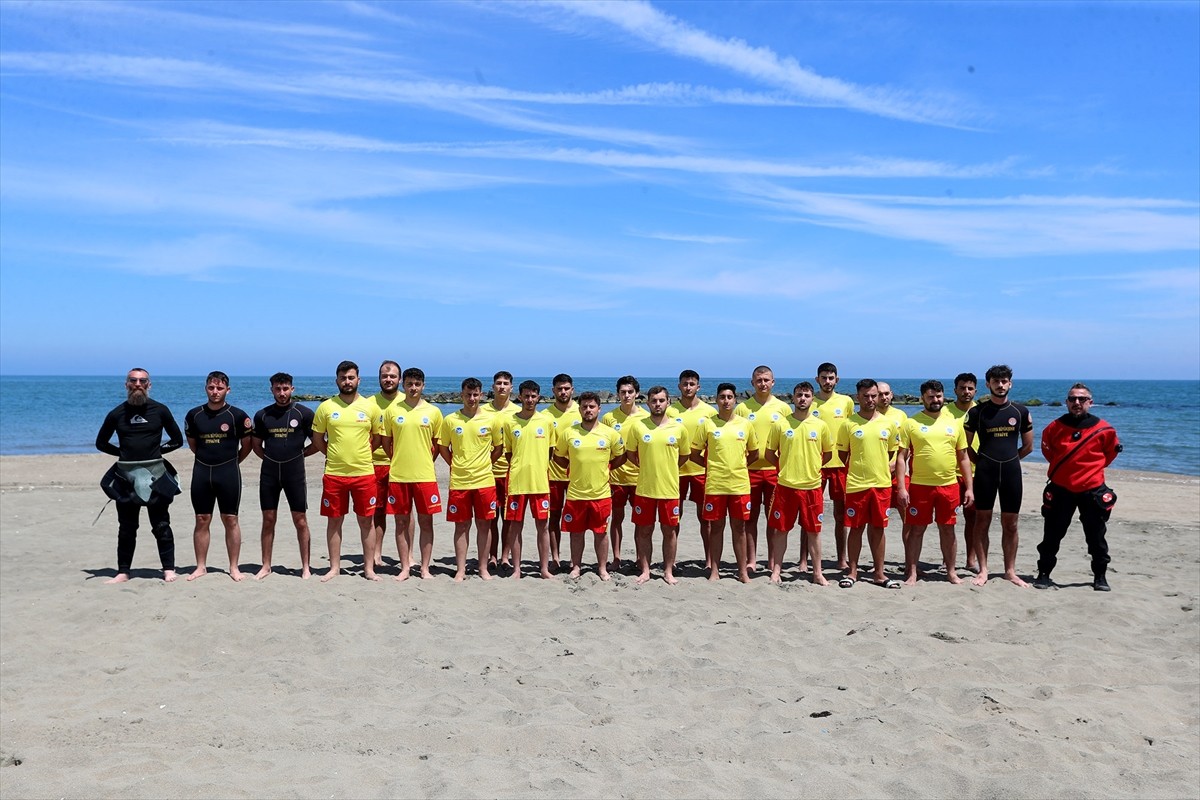 Sakarya Büyükşehir Belediyesince zorlu eğitimlerden geçirilerek seçilen 72 cankurtaran, 1...