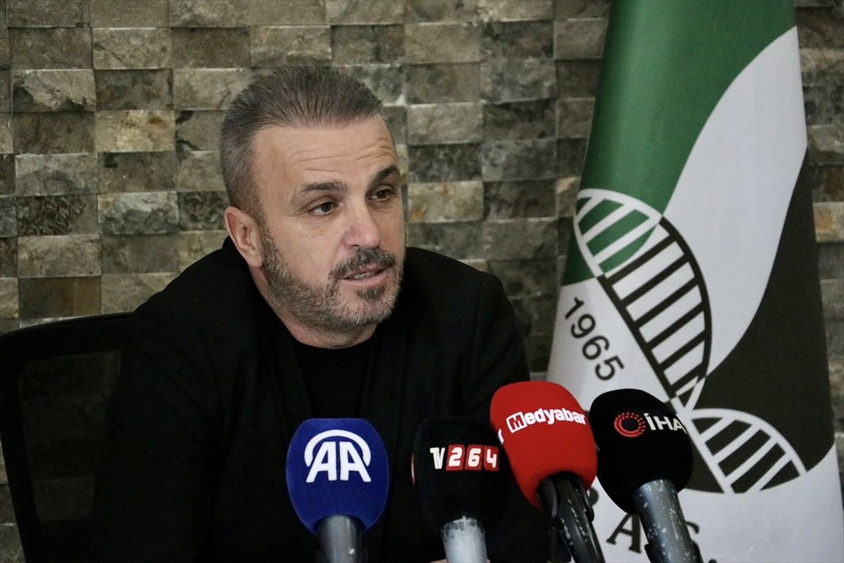 Sakaryaspor Kulübü Başkanı Cumhur Genç, Rüstemler Tesisleri'nde basın mensuplarıyla bir araya...