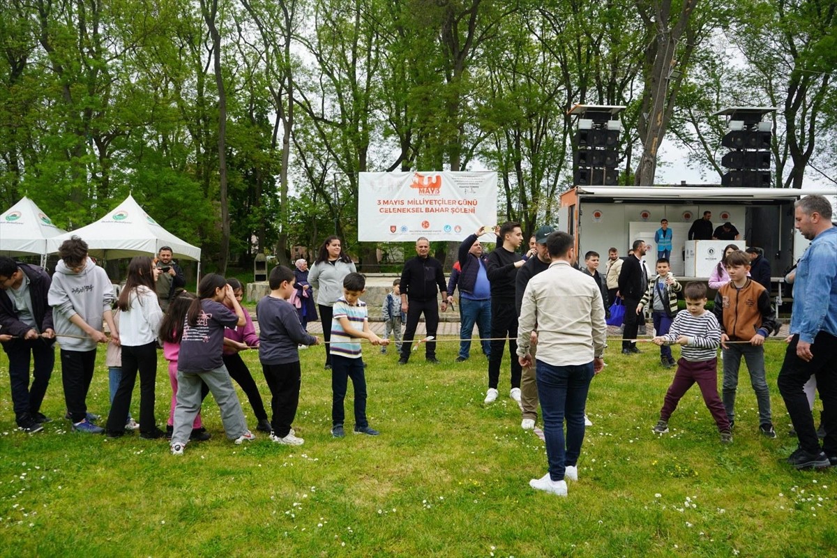 Samsun'da 3 Mayıs Türkçülük Günü, geleneksel bahar şöleniyle kutlandı. Program kapsamında...
