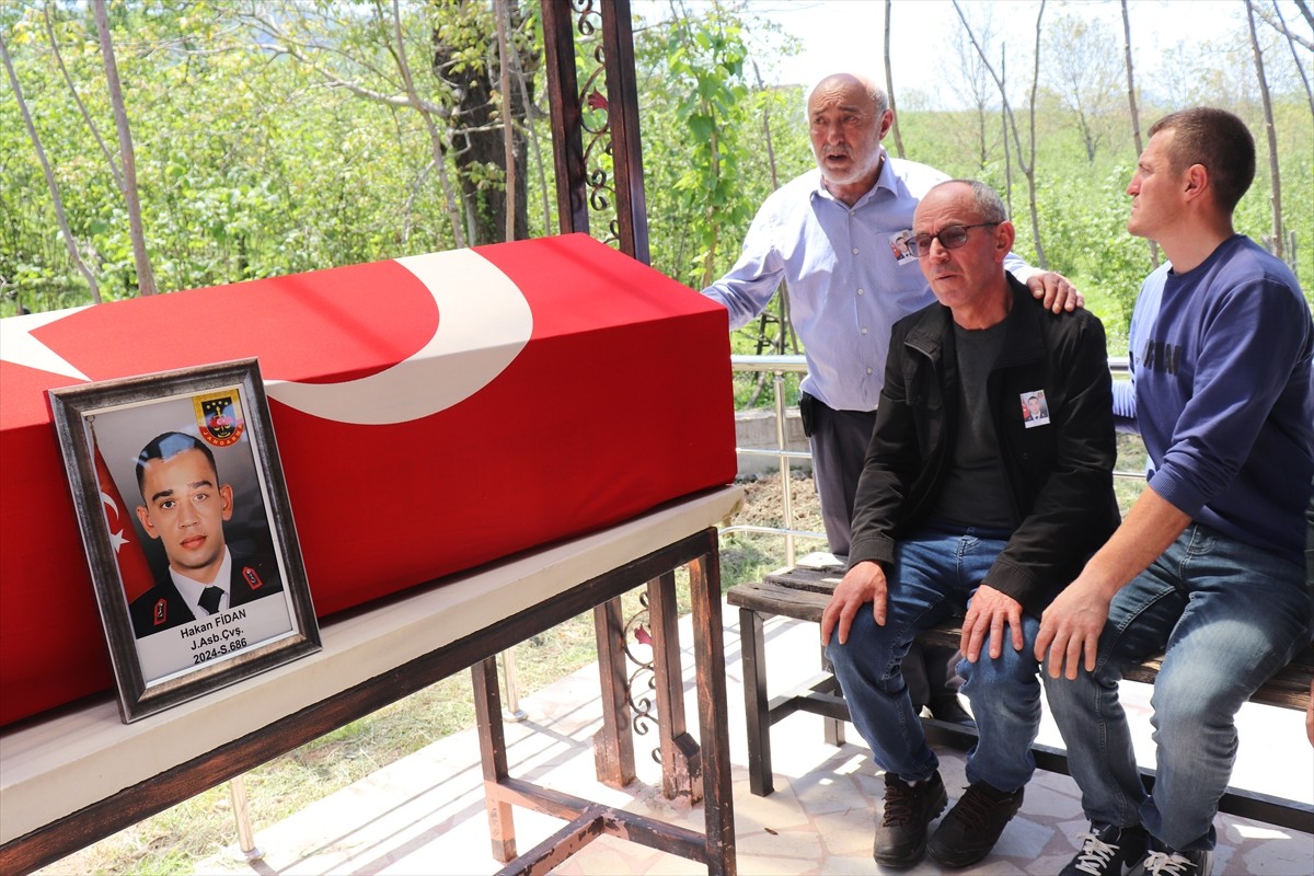 Samsun'da derede boğulan jandarma astsubay Hakan Fidan'ın (24) cenazesi, memleketi Ordu'da toprağa...