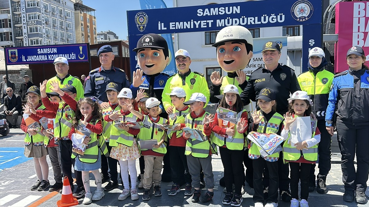 Samsun'da İlkadım ilçesi Saathane Meydanı'nda, Karayolu Trafik Haftası etkinlikleri kapsamında...