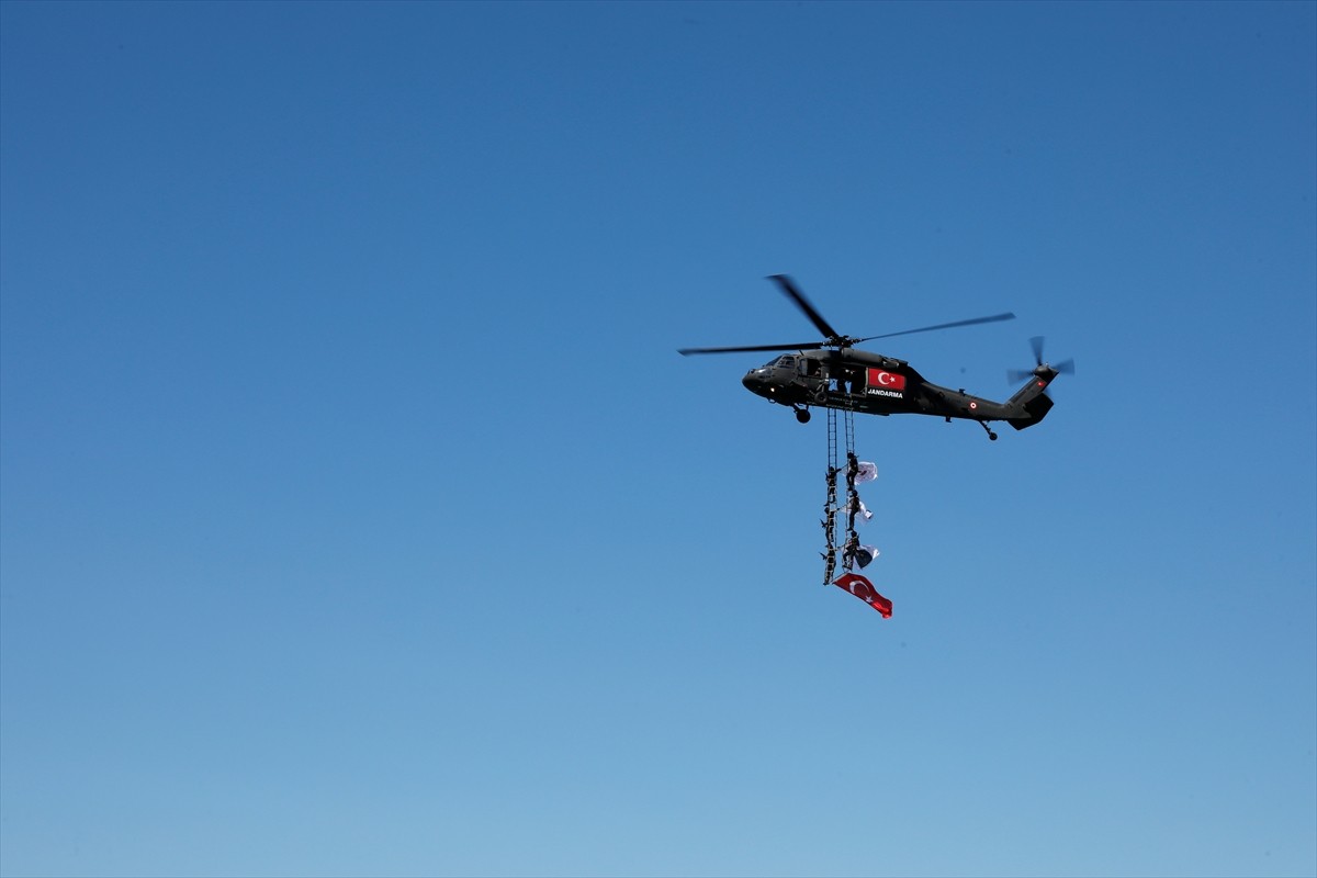 Samsun'da, Jandarma Genel Komutanlığına bağlı "Çelik Kanatlar" gösteri uçuşu gerçekleştirdi. Doğu...