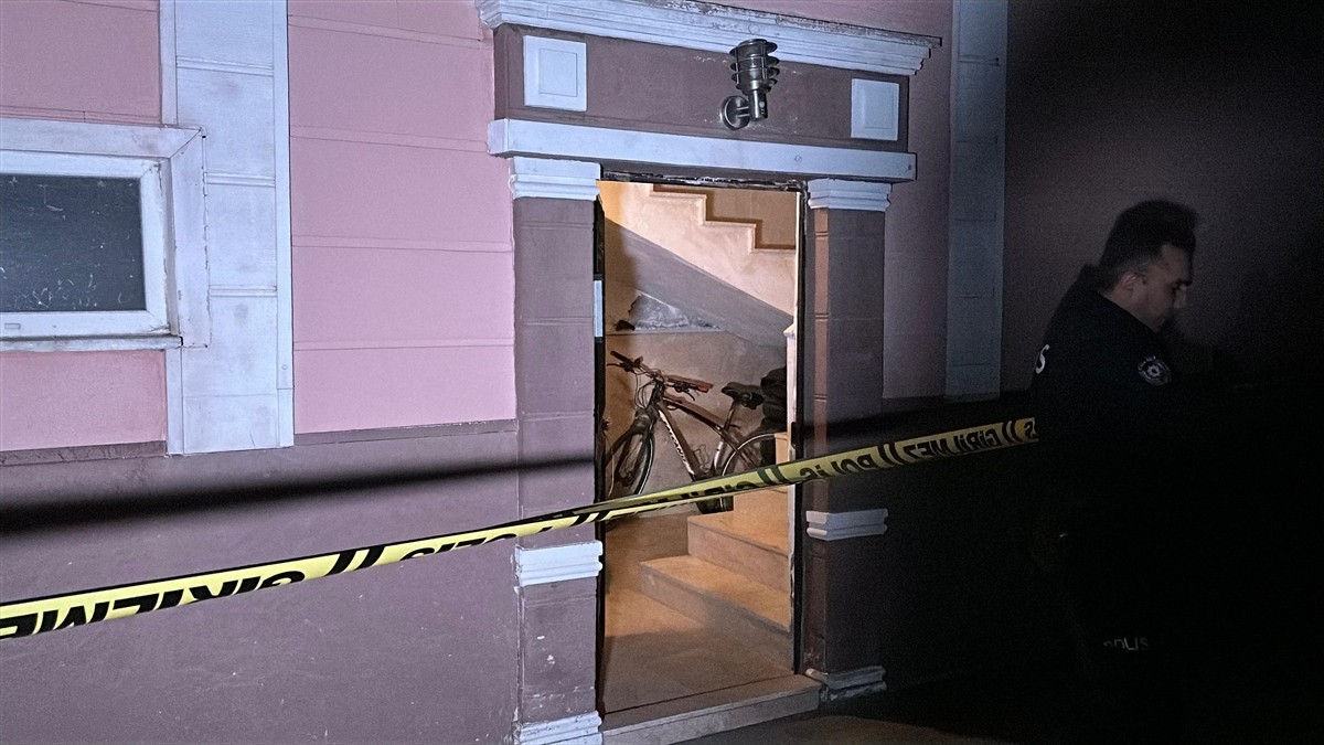 Samsun'un Atakum ilçesinde çıkan silahlı kavgada, aynı aileden biri ağır 3 kişi yaralandı.  Polis...