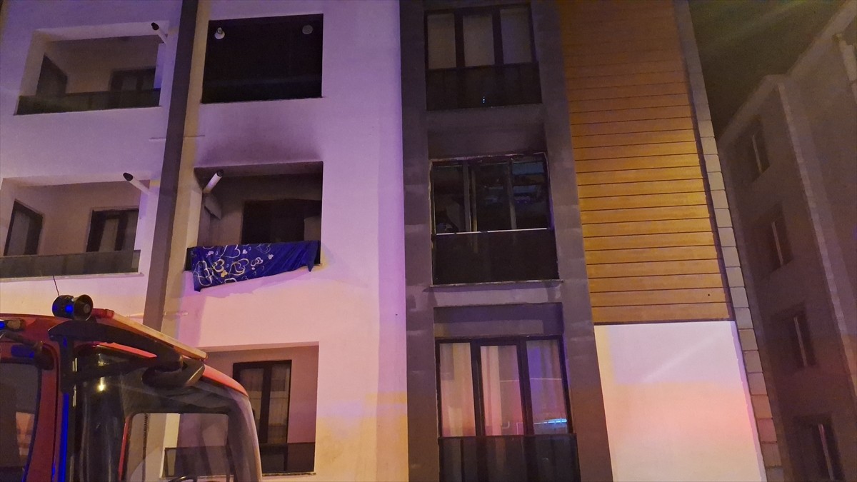 Samsun'un Bafra ilçesinde bir apartmandaki dairede çıkan yangında başka bir dairede oturan 1'i...
