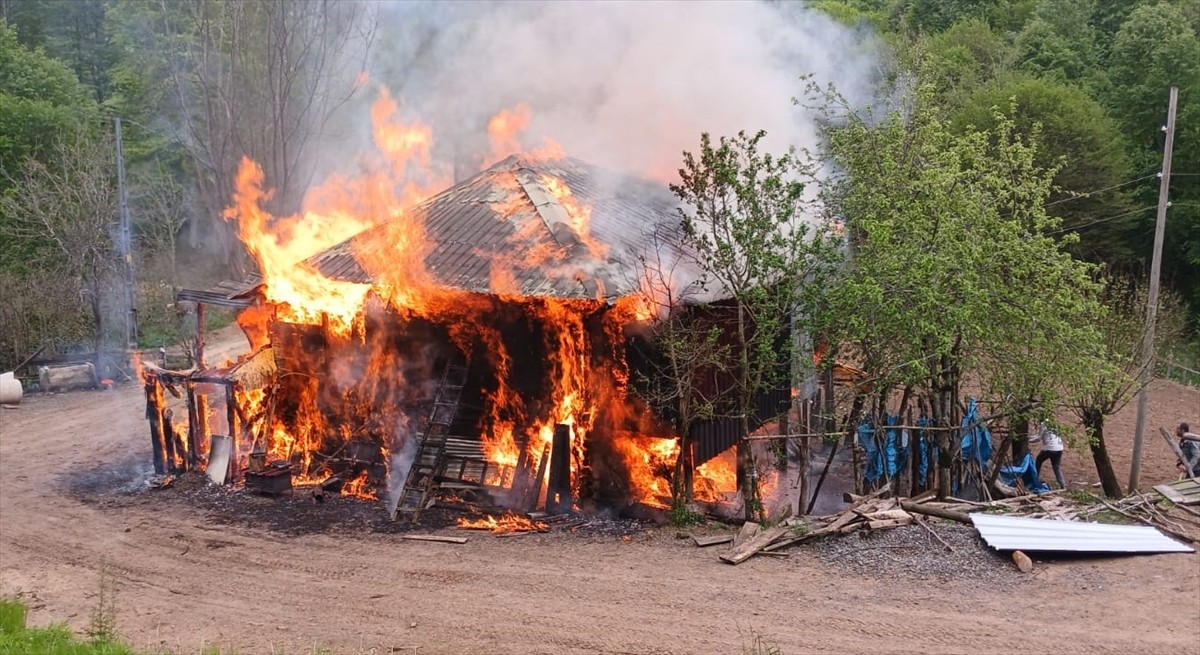 Samsun'un Salıpazarı ilçesinde yangın çıkan 2 katlı ahşap ev kullanılamaz hale geldi.
