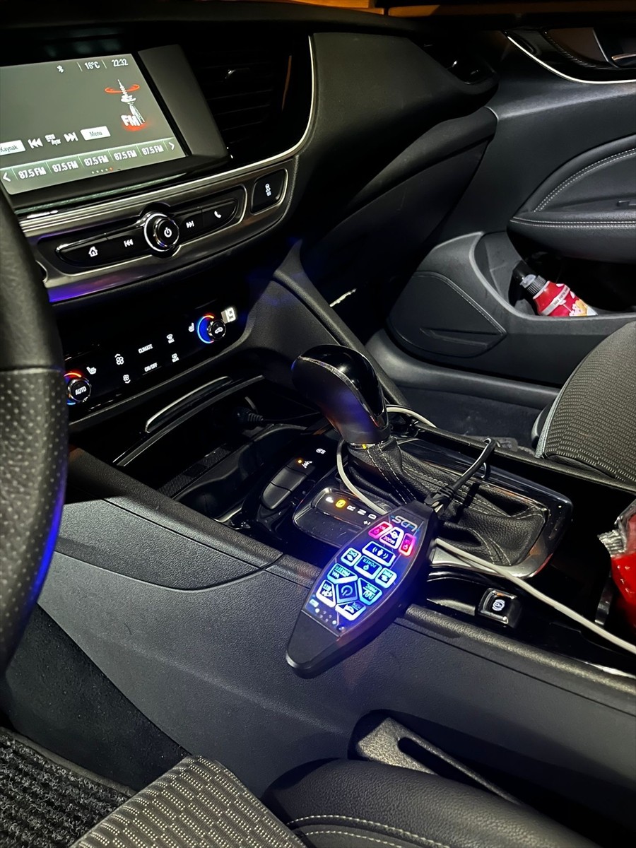 Samsun'un Yakakent ilçesinde aracında radar tespit cihazı ile "çakar" bulunan sürücüye 156 bin 849...