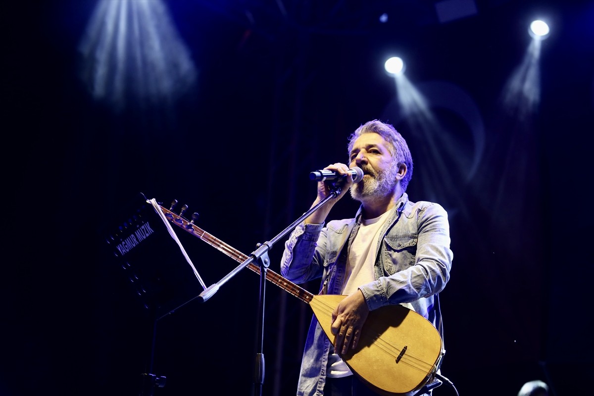 Sanatçı Ali Kınık, Muğla'nın Seydikemer ilçesinde sahne aldı. MHP Seydikemer İlçe Başkanlığınca...