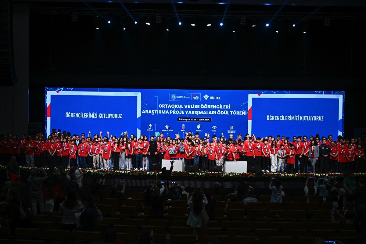 Sanayi ve Teknoloji Bakanı Mehmet Fatih Kacır, ATO Congresium'da düzenlenen TÜBİTAK Ortaokul ve...