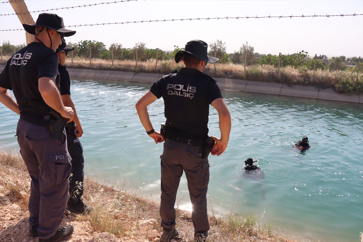 Şanlıurfa'nın Haliliye ilçesinde sulama kanalında akıntıya kapılan çocuğu bulmak için başlatılan...