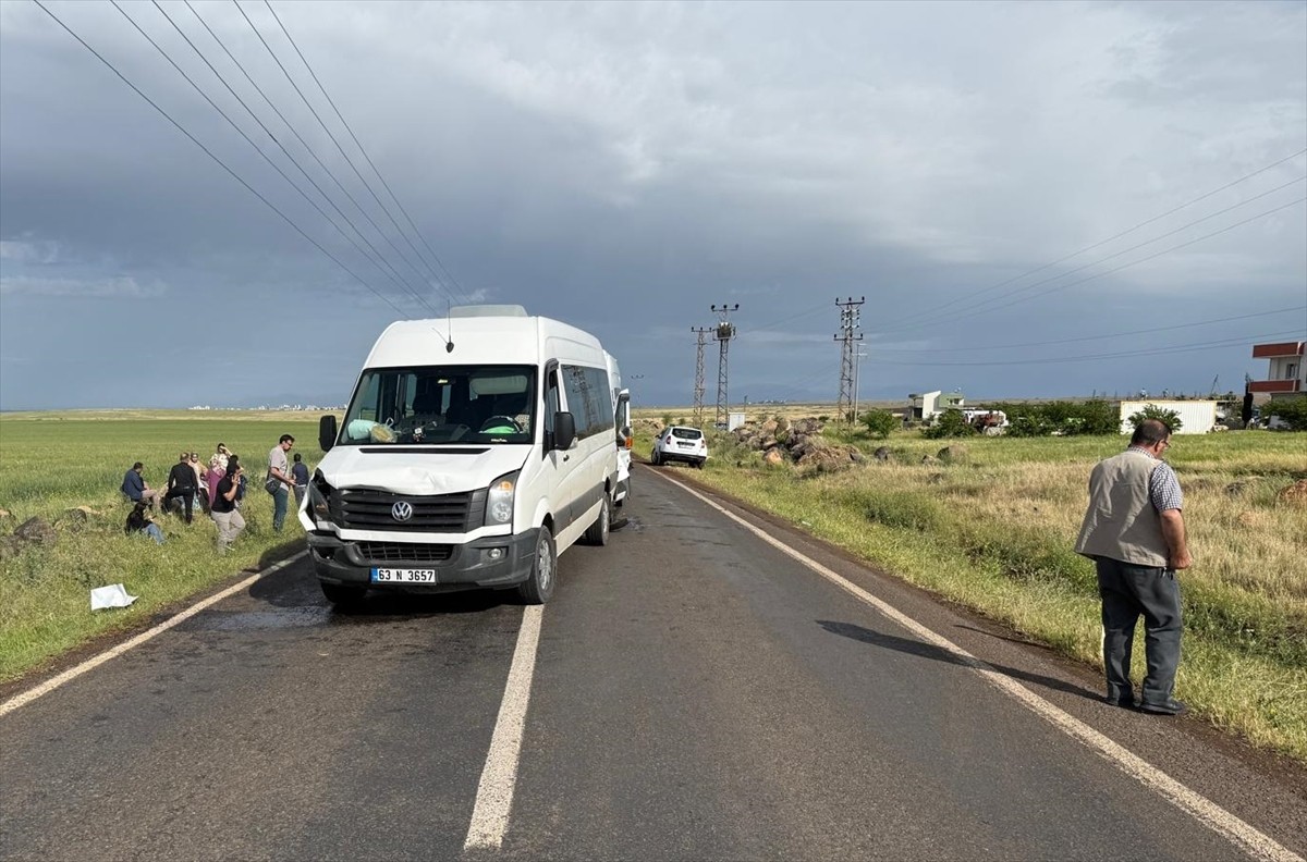 Şanlıurfa'nın Siverek ilçesinde öğretmenleri taşıyan iki servis minibüsünün çarpışması sonucu 28...