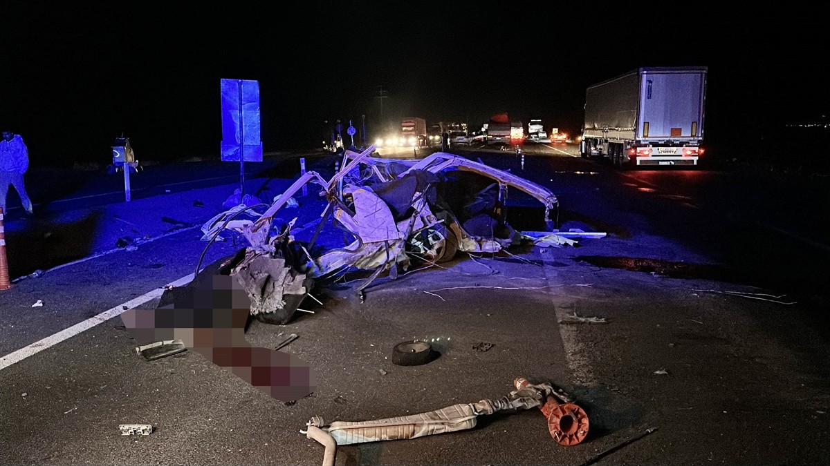 Şanlıurfa'nın Siverek ilçesinde tır ile otomobilin çarpıştığı kazada 1 kişi hayatını kaybetti, 1...