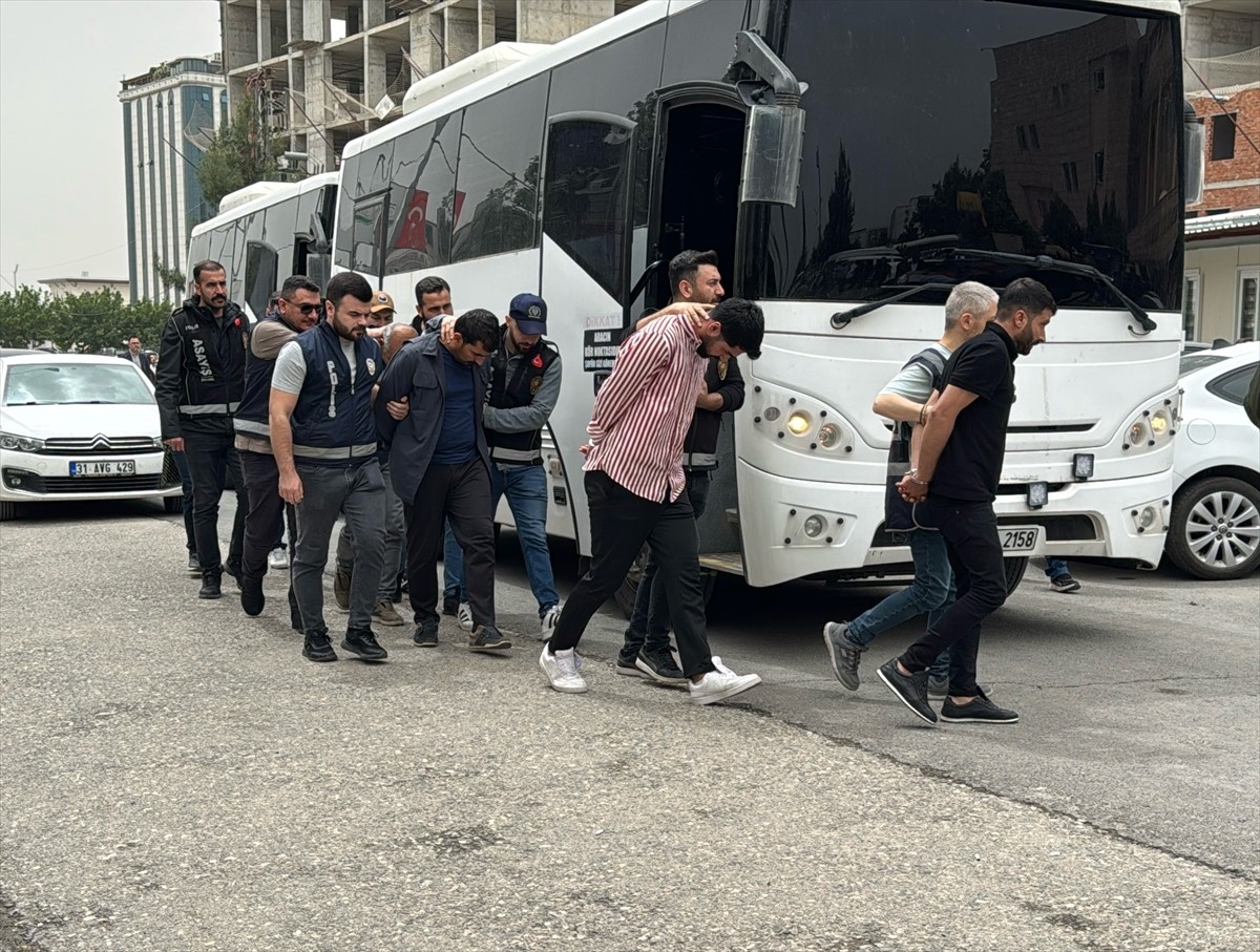 Şanlıurfa merkezli 6 ilde düzenlenen "change" araç operasyonunda 15 şüpheli gözaltına alındı....