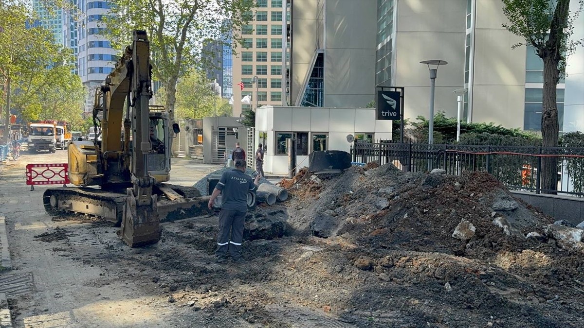 Sarıyer'de bir inşaatın istinat duvarının yıkılması sonucu çökme meydana gelen yolda, ekiplerin...