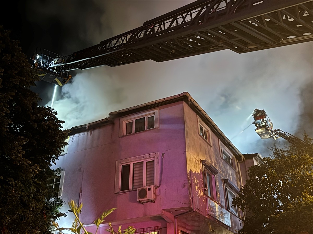 Sarıyer'de özel bir anaokulunda çıkan ve bitişiğindeki 3 katlı binaya sıçrayan yangın, itfaiye...