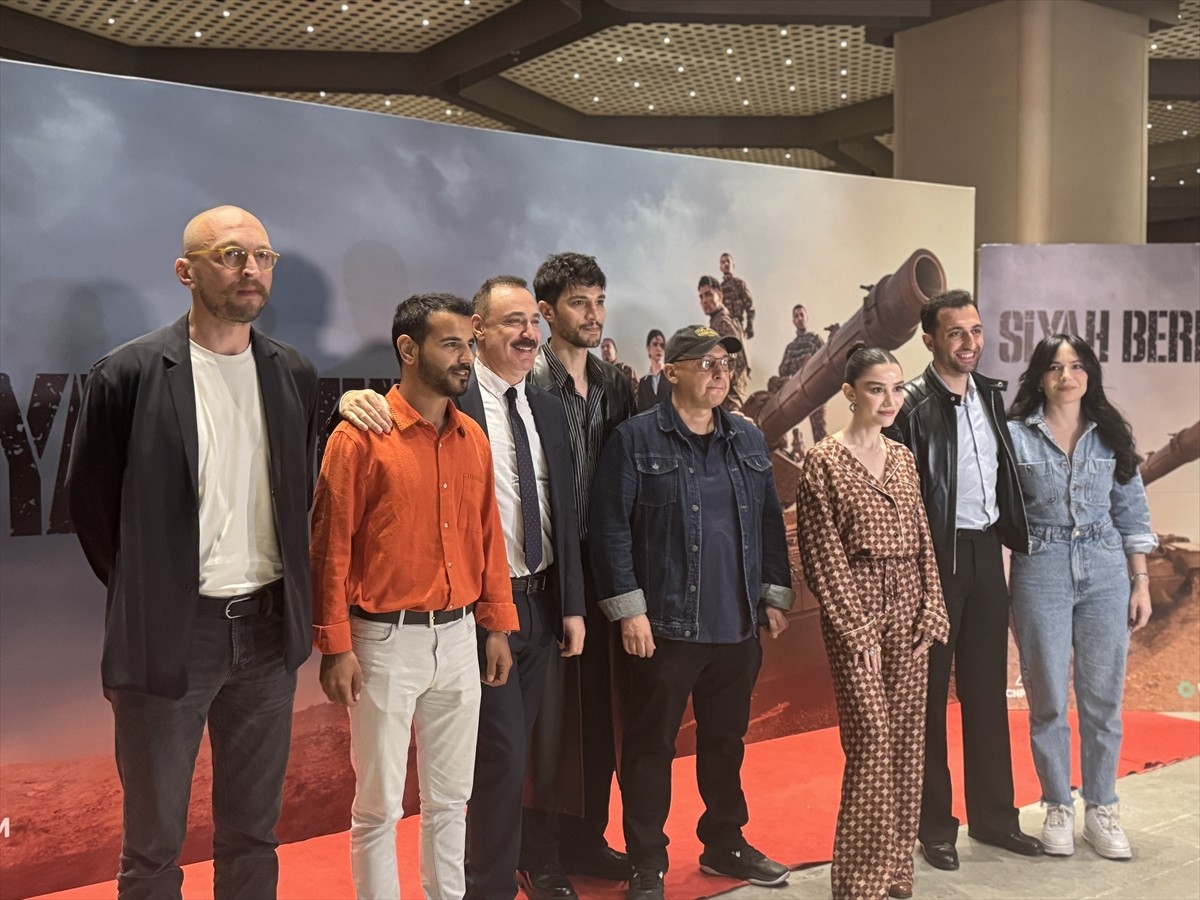 Savaşın ortasında geçen çarpıcı bir hikayeyi ekrana taşıyan "Siyah Bere", dünyanın ilk tank dizisi...