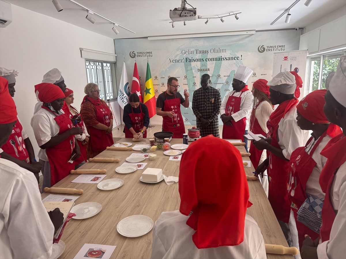 Senegal'in başkenti Dakar'da aşçılık okulu öğrencileri, şef Yunus Emre Akkor ile Kayseri yağlaması...