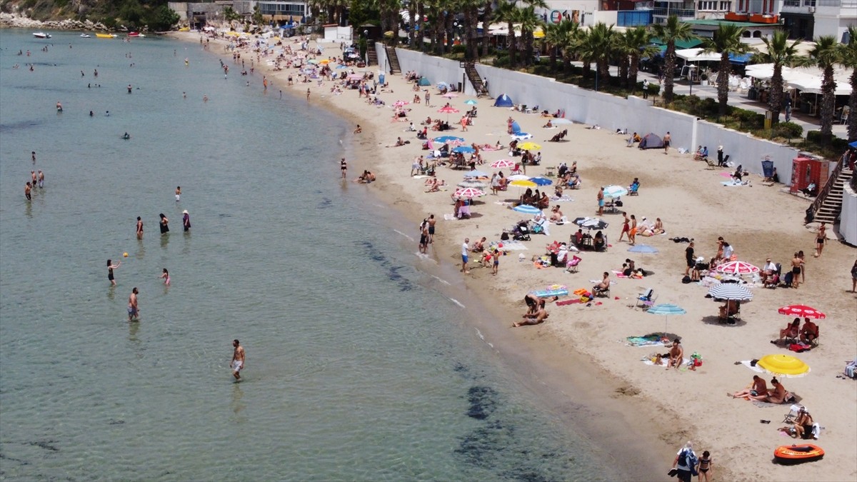 Sıcak havayı ve hafta sonu tatilini fırsat bilen denizseverler, Aydın'ın Kuşadası ve Didim...