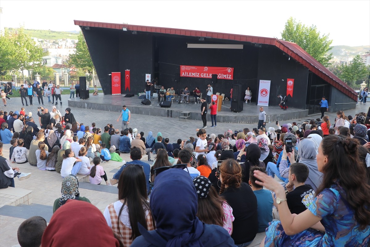 Siirt'te "Aile Yılı" etkinlileri kapsamında konser düzenlendi. Valilik himayesinde Aile ve Sosyal...
