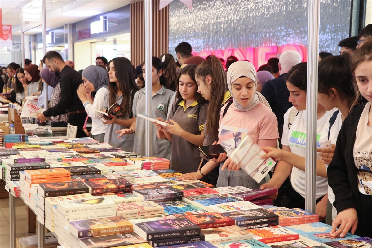 Siirt'te "Gençler okusun diye" temasıyla düzenlenen 11. Kitap Fuarı, kapılarını kitapseverlere...
