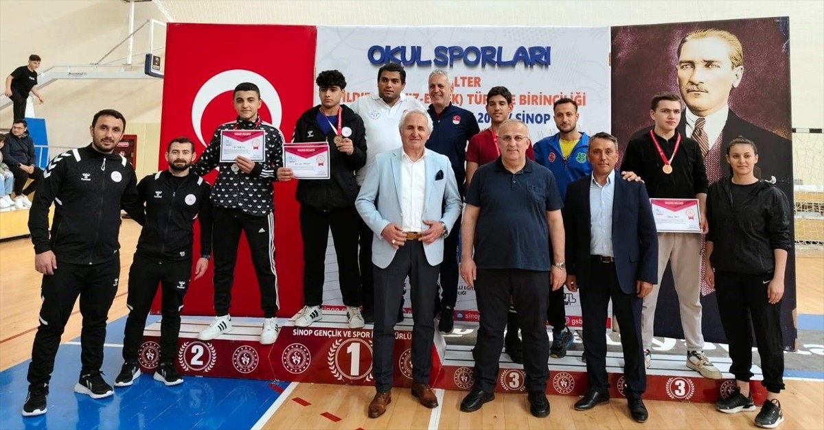 Sinop'ta düzenlenen Okul Sporları Yıldızlar Türkiye Halter Şampiyonası sona erdi. Müsabakalar...